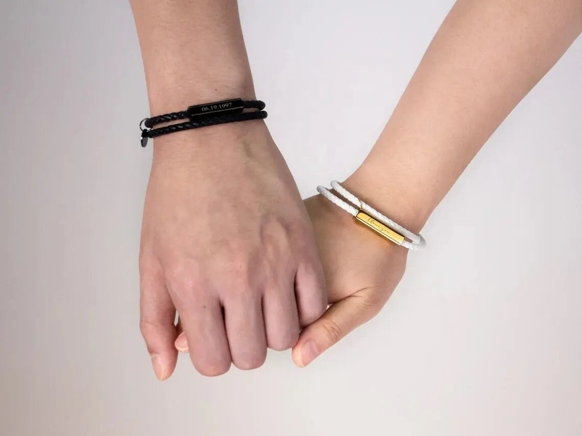 Personalisiertes Disc Bar Namensarmband, Personalisiertes Geschenk für sie, Gravierte Armbänder für Frauen, Muttertagsgeschenk, Modisches Paararmband